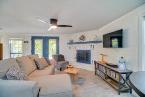 Monkey IslandGame Room, Dock and Hot Tub Grand Lake Getaway的带沙发和壁炉的客厅