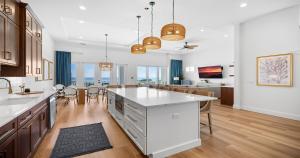 Η κουζίνα ή μικρή κουζίνα στο Beachfront Escape with Pool & Spa