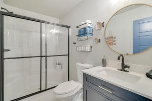 Monkey IslandGame Room, Dock and Hot Tub Grand Lake Getaway的带淋浴、马桶和水槽的浴室 更多32张照片