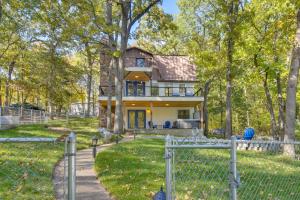 Monkey IslandGame Room, Dock and Hot Tub Grand Lake Getaway的有栅栏的房子