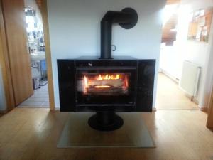 una estufa en una habitación con chimenea en Apartement Feldkirch, en Feldkirch