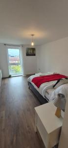 Un dormitorio con una cama y una mesa dentro. en Morris lodge, en Dartford