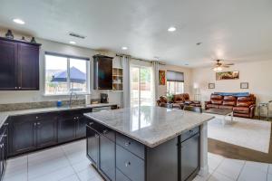 eine Küche mit einer großen Arbeitsplatte und ein Wohnzimmer in der Unterkunft Family-Friendly Retreat with Playground in Reno! in Steamboat