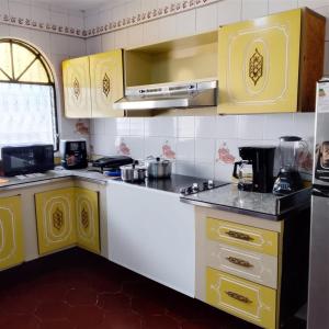 Kuchyň nebo kuchyňský kout v ubytování Amplío Hogar Cerca del Sambil