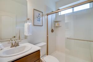 ein weißes Badezimmer mit Waschbecken und Dusche in der Unterkunft Family-Friendly Retreat with Playground in Reno! in Steamboat + 20 Fotos