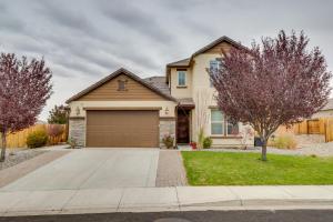 ein Haus mit Garage in einem Wohnviertel in der Unterkunft Family-Friendly Retreat with Playground in Reno! in Steamboat