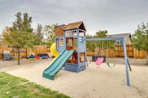 Ο χώρος παιχνιδιού για παιδιά στο Hike, Play and Unwind Charming Reno Unit