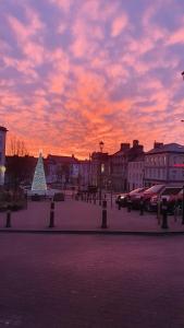 Η ανατολή ή δύση του ηλίου όπως φαίνεται από αυτή η παραθεριστική κατοικία ή από εκεί κοντά +7 φωτογραφίες