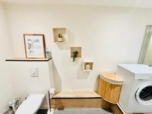 Un baño con lavadora y lavabo. en Moderne au cœur de ville, en Saint-Étienne 53 fotos más