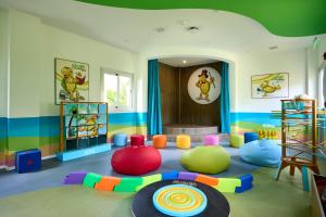 ココにあるRiu Guanacaste - All Inclusiveのたくさんのカラフルな椅子が置かれた部屋