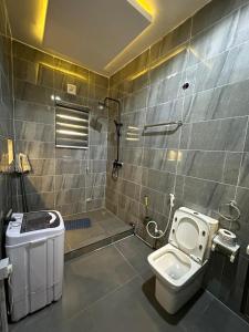 Ένα μπάνιο στο New 3 Bed Duplex Near Abuja Airport & City Centre +45 φωτογραφίες