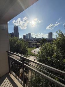 ein Balkon mit Blick auf die Stadt in der Unterkunft 1B1B Luxury with City view in Dallas