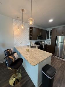 eine Küche mit einer großen Insel mit einer Arbeitsplatte in der Unterkunft 1B1B Luxury with City view in Dallas