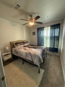 ein Schlafzimmer mit Bett und Deckenventilator in der Unterkunft 1B1B Luxury with City view in Dallas