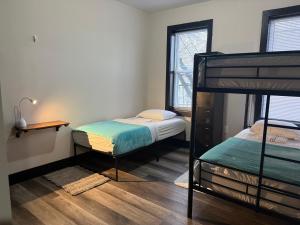 a room with two bunk beds and a lamp at Oasis de comodidad Habitación individual o compartida in Jersey City