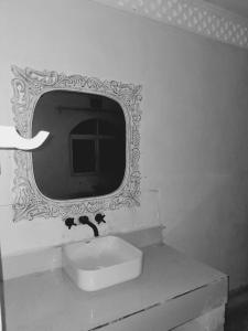 迪亚尼海滩Romantic Double Room at Villa Paradise的墙上有水槽和镜子的浴室