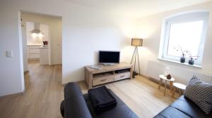 TV a/nebo společenská místnost v ubytování Helle Und Moderne Ferienwohnung Mit Terrasse