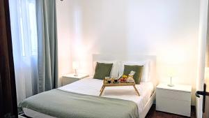 ein Schlafzimmer mit einem Bett, auf dem ein Tablett mit Essen steht in der Unterkunft Villa Herédia in Ribeira Brava