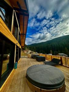 Nespecifikovaný výhled na hory nebo výhled na hory při pohledu z chaty + 6 fotografií