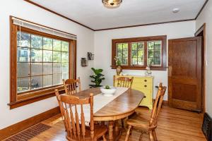 ein Esszimmer mit einem Holztisch und Stühlen in der Unterkunft 615 Ash Avenue - Modern Retreat w Hot Tub in Ames