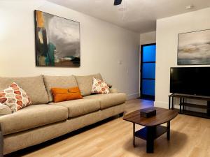 Una televisión o centro de entretenimiento en 2 King Master with en-suite Bath-Pet Friendly