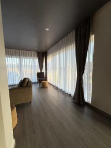 TV a/nebo společenská místnost v ubytování Sacred Grove Resort Sohra