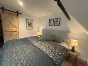 een slaapkamer met een bed met 2 groene kussens bij EifelQuartier L9 in Schleiden