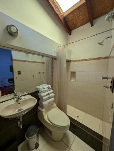 Koupelna v ubytování Hana'q Hostel en el Valle sagrado, junto al rió Vilcanota