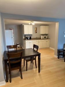 Kuchyň nebo kuchyňský kout v ubytování Airport Manor Unit 1 - 2 Bedroom Apartment