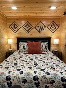 Ένα ή περισσότερα κρεβάτια σε δωμάτιο στο The Cabin at Edelweiss