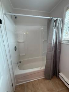 Koupelna v ubytování Airport Manor Unit 4, 2 Bedroom Apartment