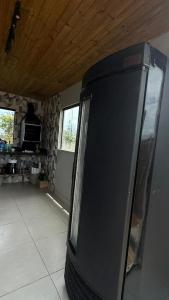 a tv sitting in a living room in a room with at Recanto das Guerreiras in Marau