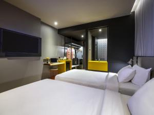 Postel nebo postele na pokoji v ubytování ibis Styles Bangkok Sukhumvit 4