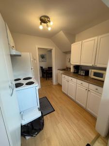 Köök või kööginurk majutusasutuses Airport Manor Unit 3, 2 Bedroom Apartment +8 fotot