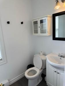 Vannituba majutusasutuses Airport Manor Unit 3, 2 Bedroom Apartment