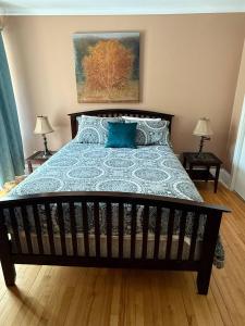 Postel nebo postele na pokoji v ubytování Midstream Manor Unit 10 - 2 Bedroom Apartment + 4 fotografie