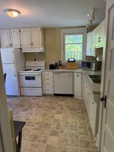 Kuchyň nebo kuchyňský kout v ubytování Midstream Manor Unit 7 - 2 Bedroom Apartment