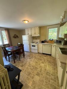 Kuchyň nebo kuchyňský kout v ubytování Midstream Manor Unit 7 - 2 Bedroom Apartment