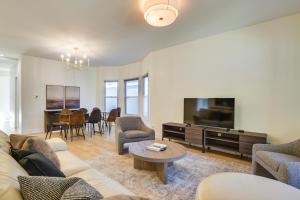 Μια τηλεόραση ή/και κέντρο ψυχαγωγίας στο Shop, Dine and Unwind Oak Park Home with Private Yard