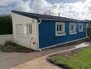 a blue and white house with at Petite maison au calme in Telgruc-sur-Mer