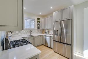 Η κουζίνα ή μικρή κουζίνα στο Shop, Dine and Unwind Oak Park Home with Private Yard