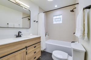 Ένα μπάνιο στο Shop, Dine and Unwind Oak Park Home with Private Yard +19 φωτογραφίες
