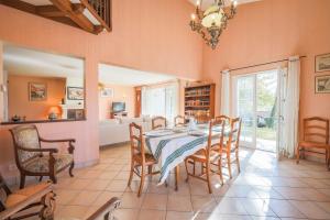 ein Esszimmer mit Tisch und Stühlen in der Unterkunft Villa Berhartia in Cambo-les-Bains