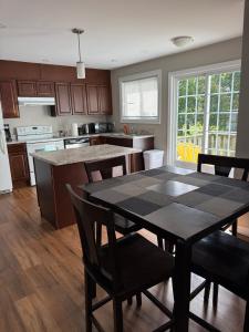 Kuchyň nebo kuchyňský kout v ubytování Vinnecomb Apartments - Ground Floor - 3 Bedroom