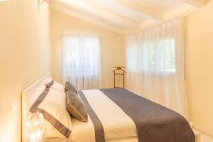 Postel nebo postele na pokoji v ubytování Villa Vittoria ,Tennis Court, Pool , Jacuzzi & Gym + 35 fotografií