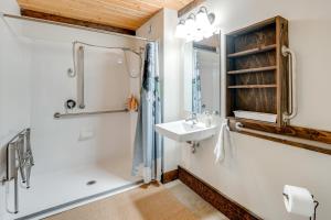 Koupelna v ubytování 3 Blocks to Dtwn! Cozy Sedro-Woolley Retreat! + 16 fotografií