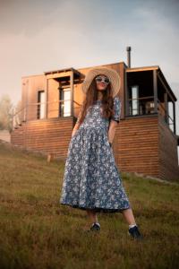 een vrouw in een jurk die voor een huis staat bij Shepit space in Slavske