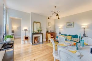 ein Wohnzimmer mit Tisch und Kamin in der Unterkunft Vue sur chantilly in Chantilly