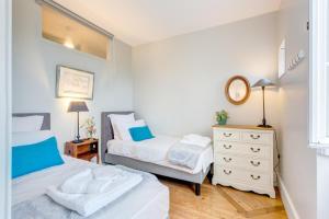 ein Schlafzimmer mit zwei Betten und einer Kommode in der Unterkunft Vue sur chantilly in Chantilly