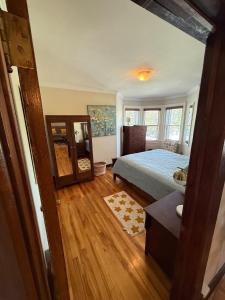 Postel nebo postele na pokoji v ubytování Westmount Manor Unit 5 - 3 Bedroom Apartment + 8 fotografií